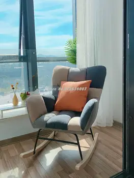 Скандинавски мързелив диван-люлеещ се стол, балкон, който се намира на семейството, като малка семейна спалня, хол, люлеещ се стол за отдих