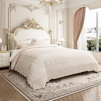 1,5-метрова легло от масивно дърво във френски стил, 1,8-метрова двойно легло в основната спалня, легло от масивно дърво си в спалнята